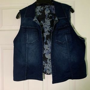 Denim reversible Vest size L lovely blue floral print on reversible side